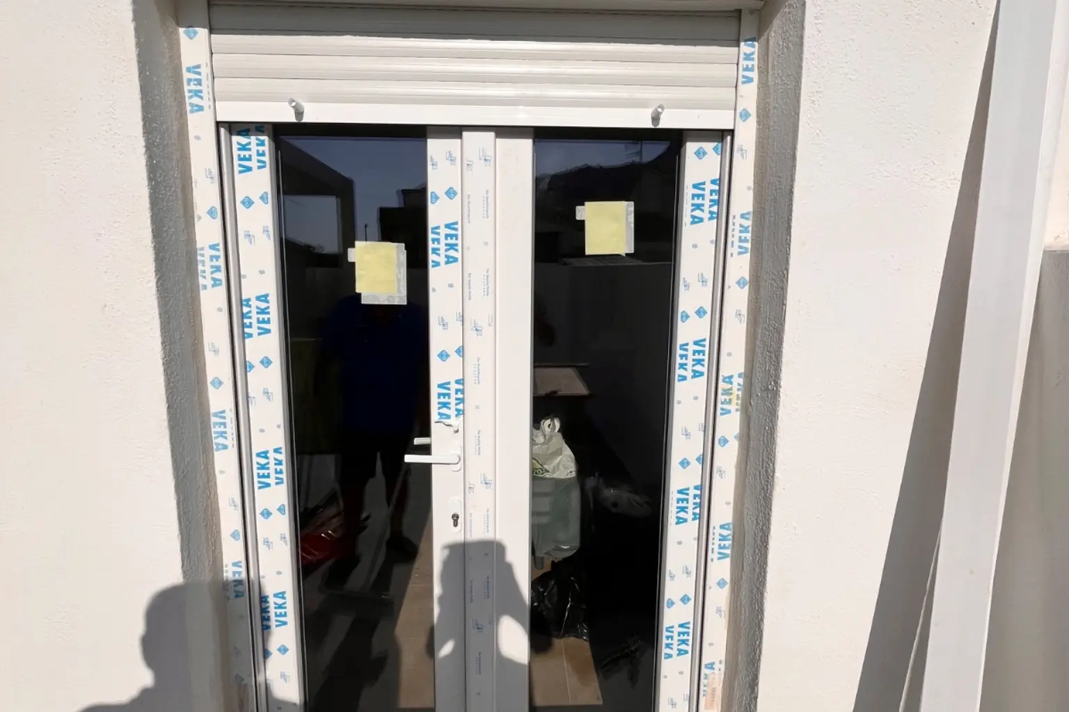 Puerta ventana de PVC de dos hojas instalada en el hueco