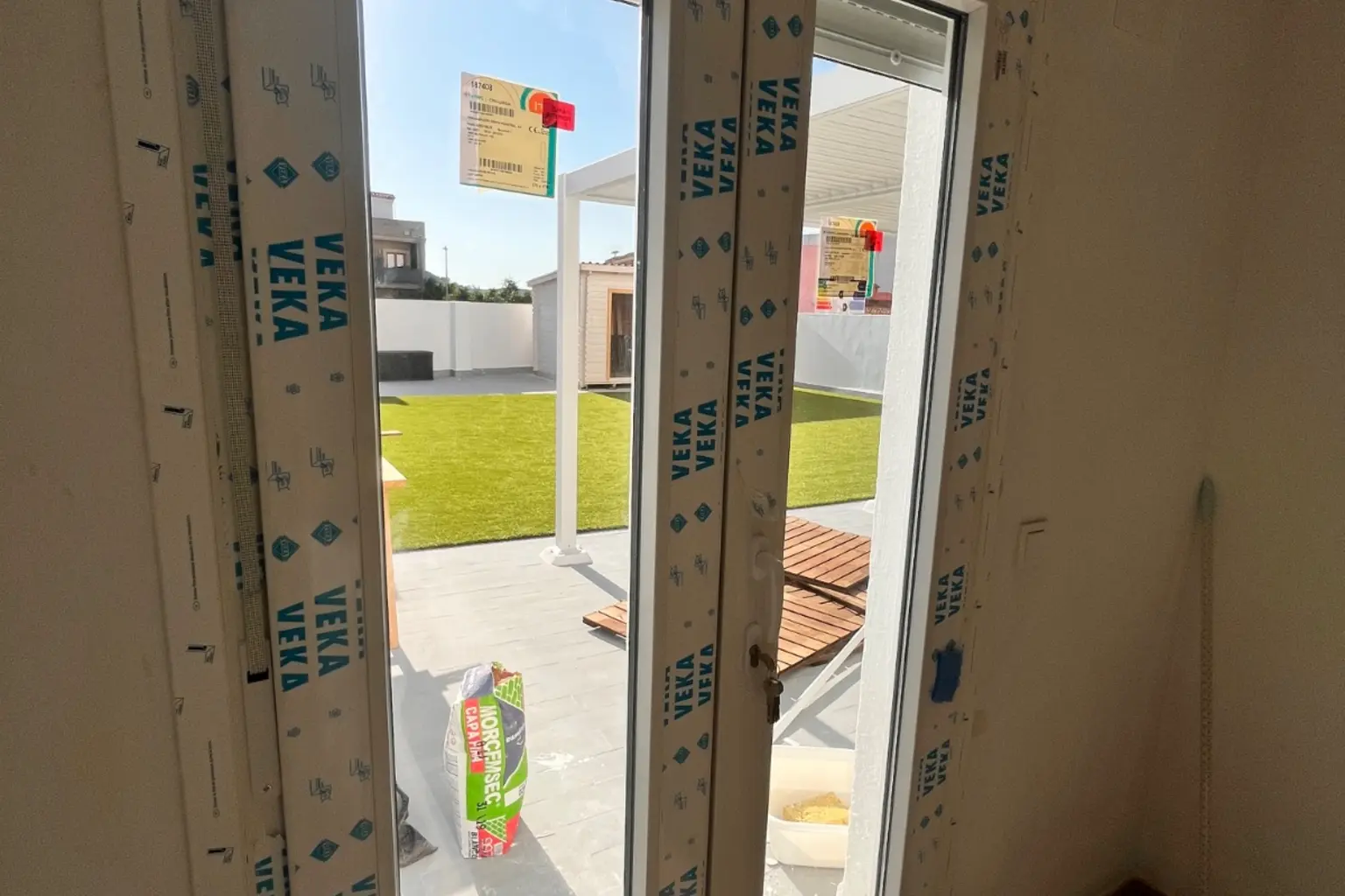 Ventanal de PVC visto desde dentro, con el film de protección en el perfil
