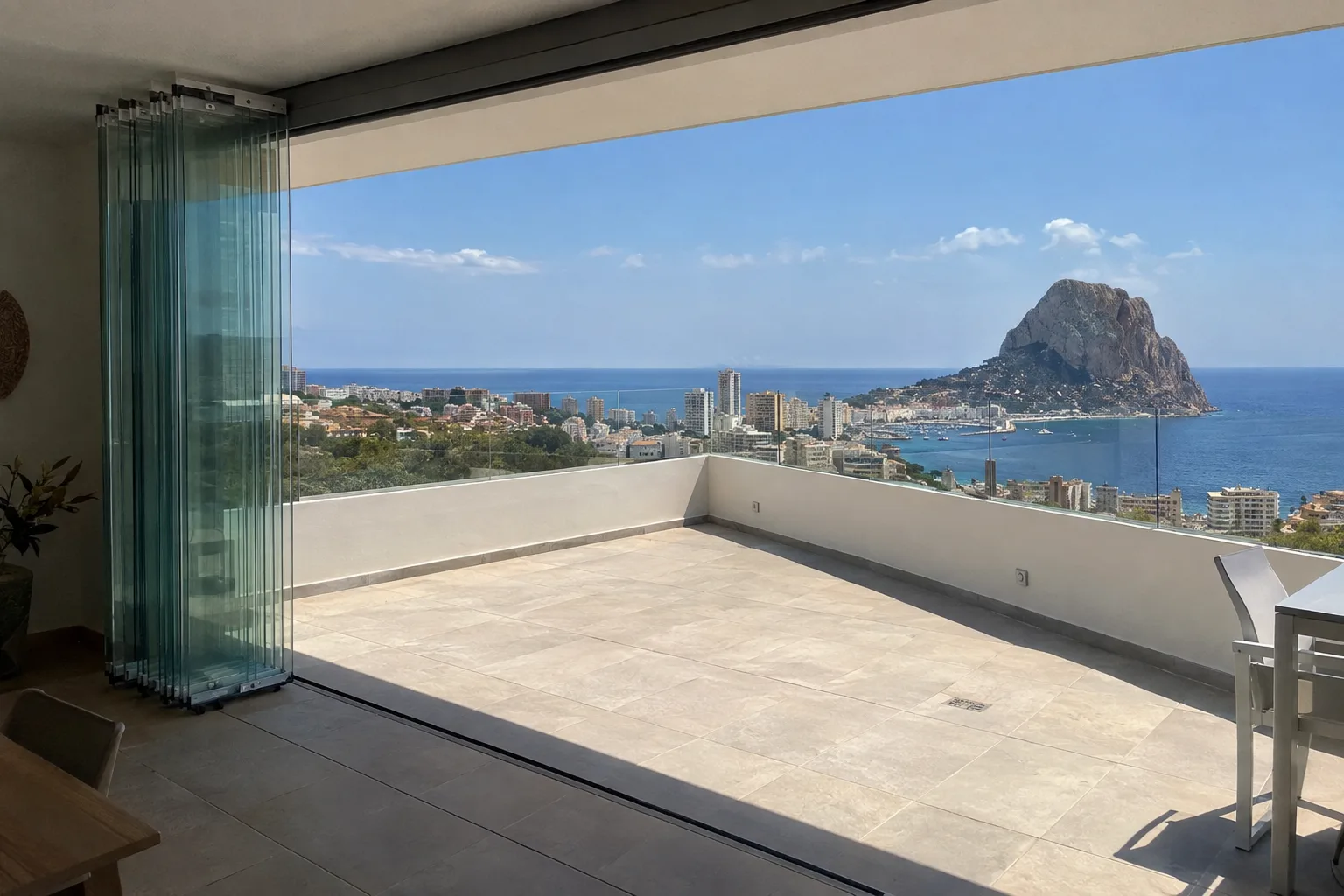 Cerramiento de terraza terminado con cortina de cristal o corredera de aluminio