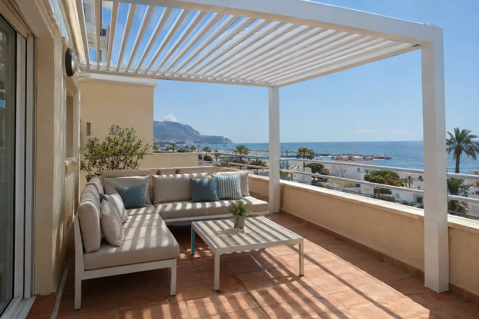 Pérgola bioclimática de aluminio instalada y en uso
