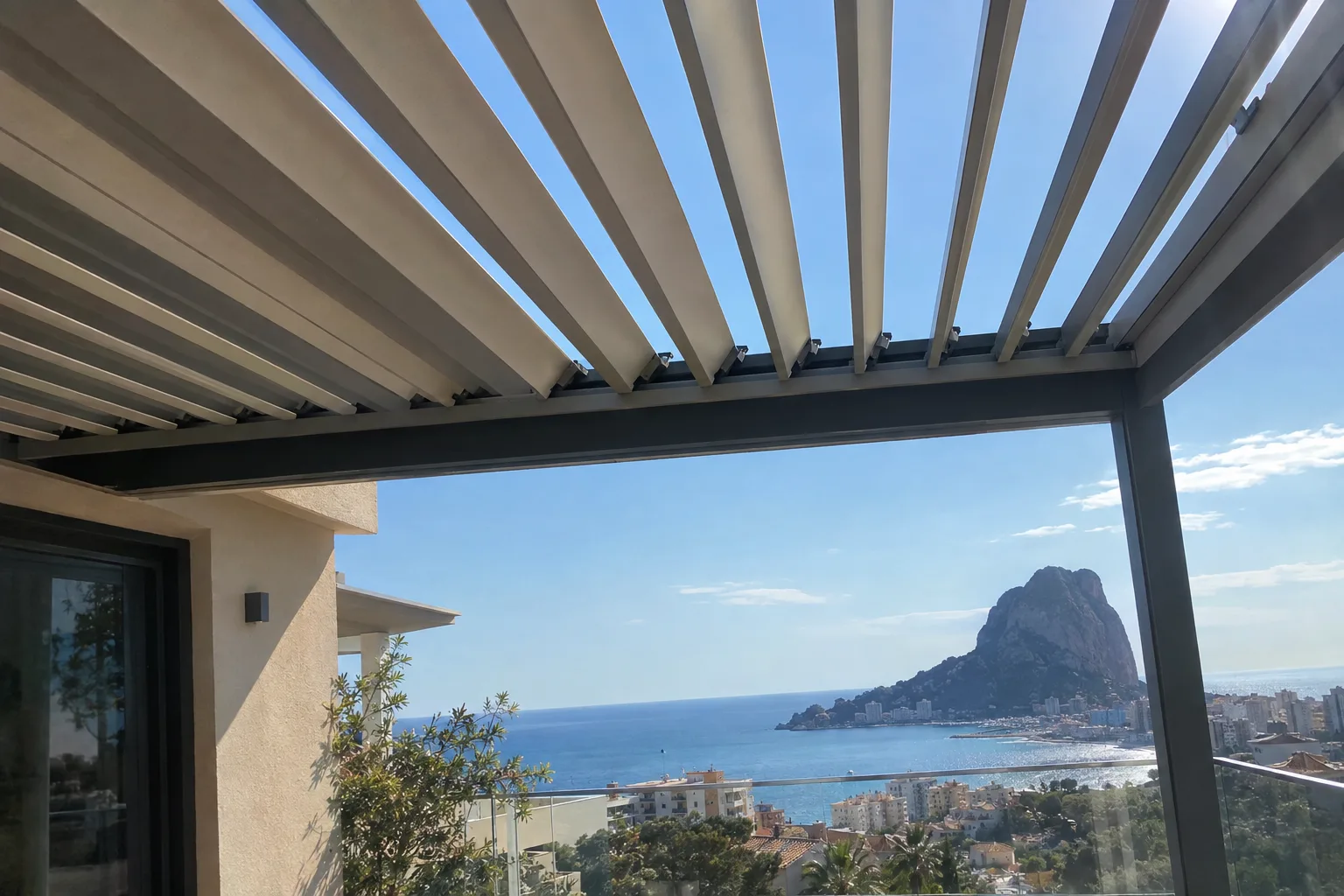 Pérgola bioclimática de aluminio instalada y en uso