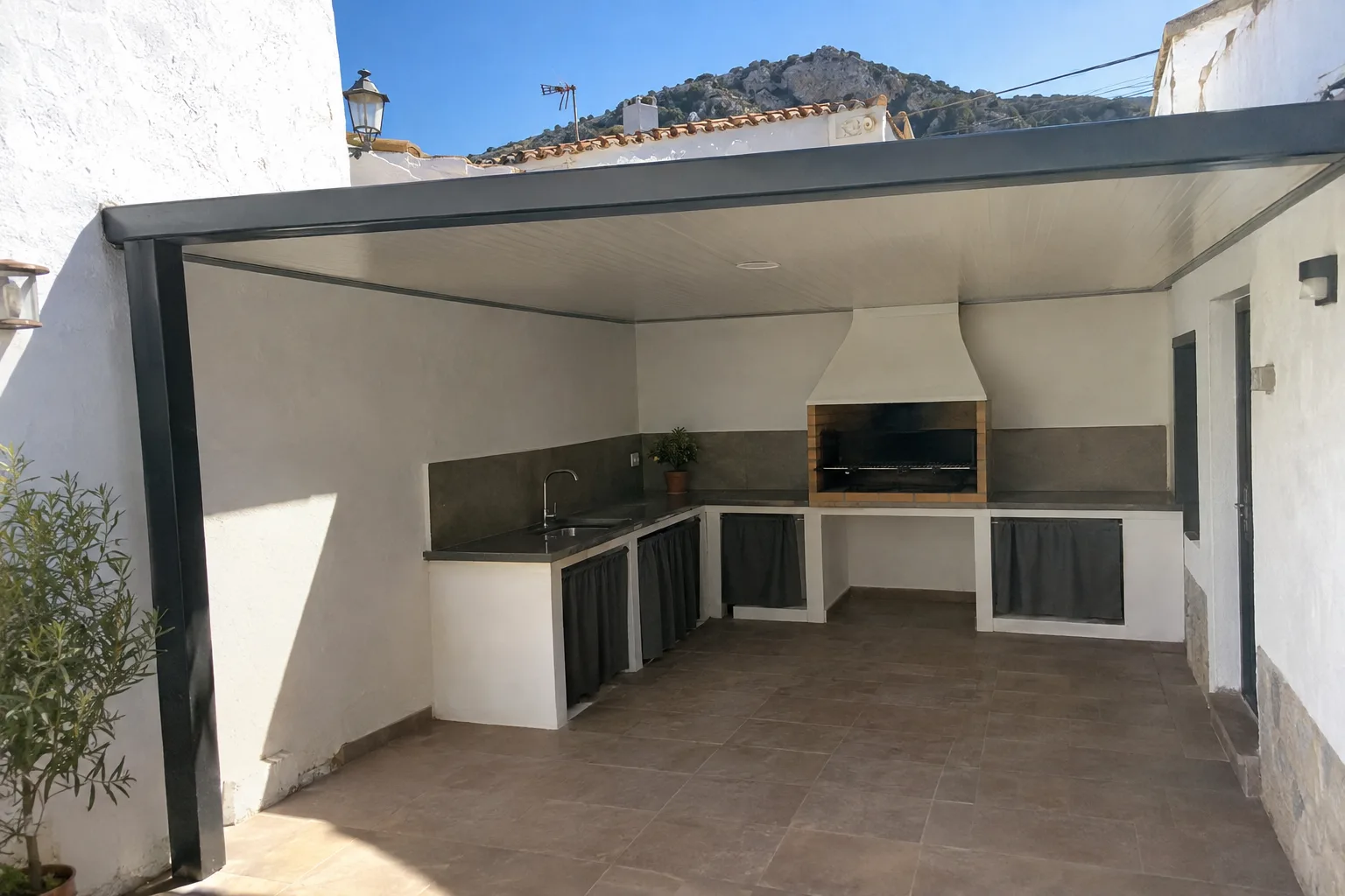 Techo móvil o de aluminio instalado sobre una terraza