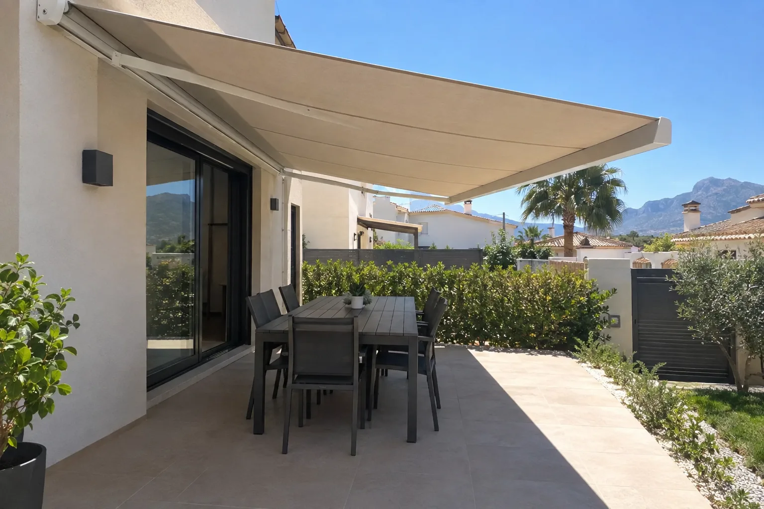 Toldo instalado y en uso sobre una terraza