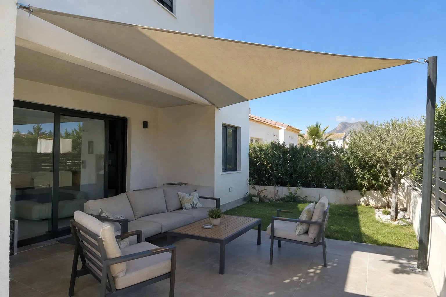 Toldo instalado y en uso sobre una terraza