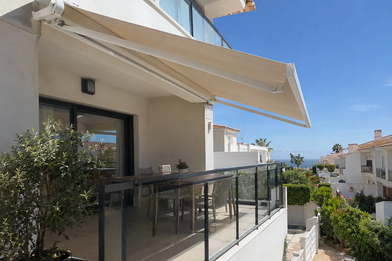 Toldo instalado y en uso sobre una terraza