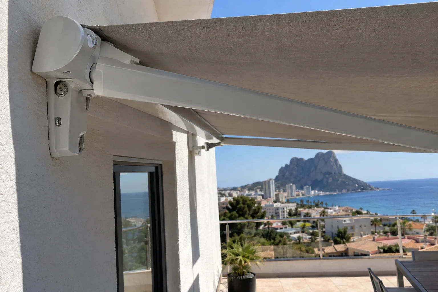Toldo instalado y en uso sobre una terraza