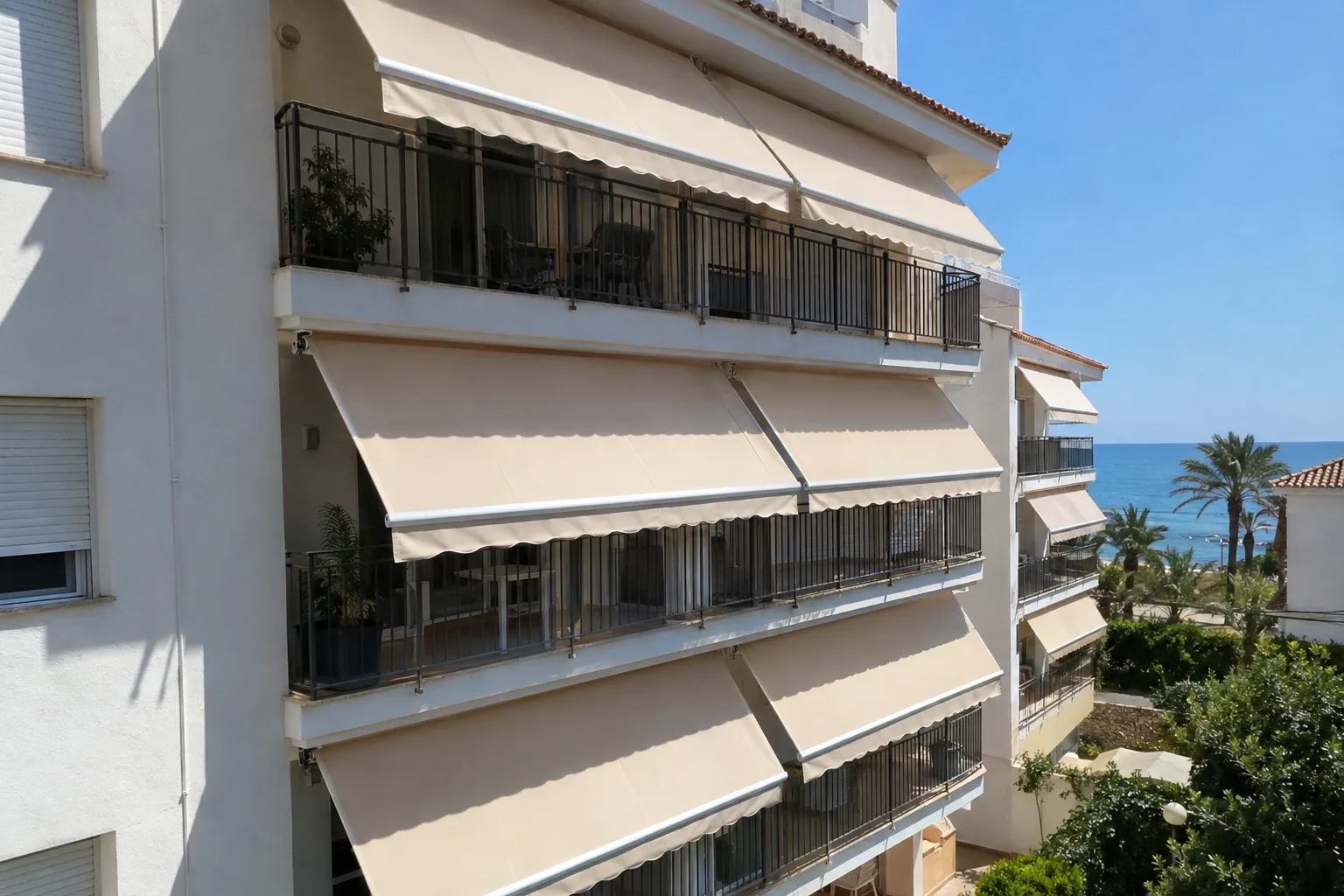 Toldo instalado y en uso sobre una terraza